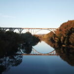 Halenbruecke Spiegelung im Herbst