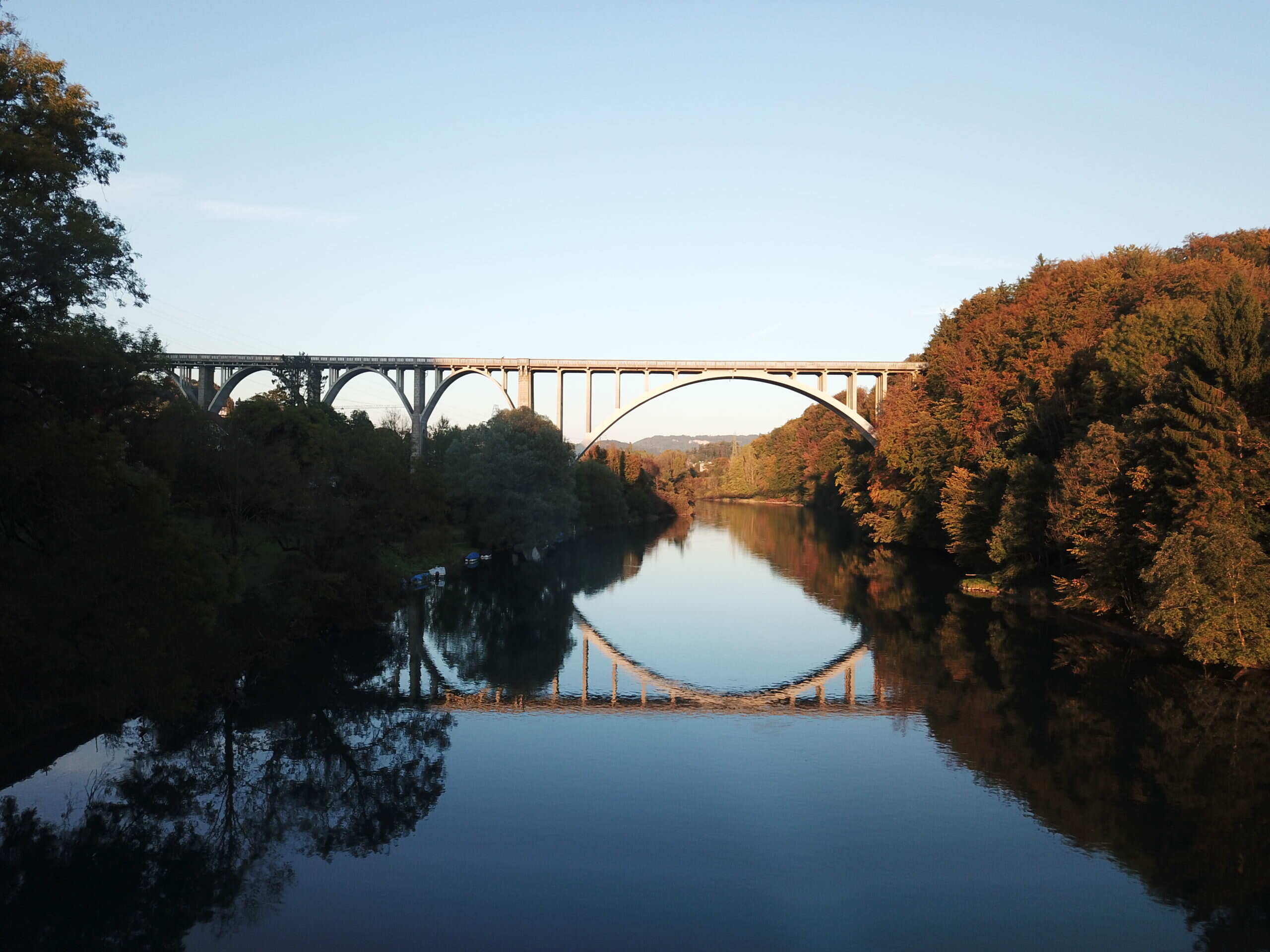 Halenbruecke Spiegelung im Herbst